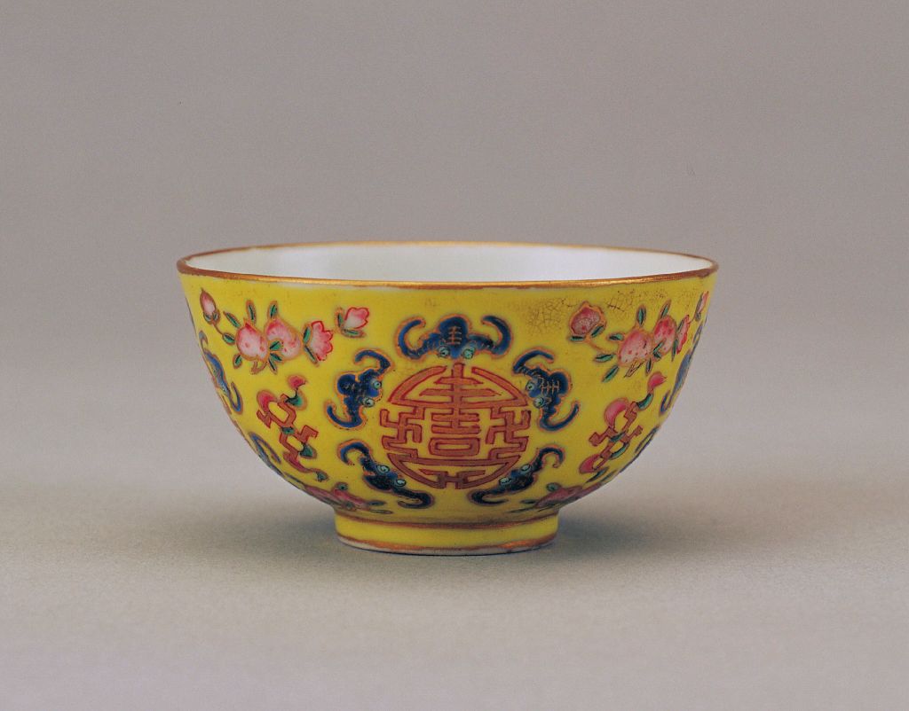 图片[1]-Yellow ground pastel five bats holding longevity ball cup-China Archive